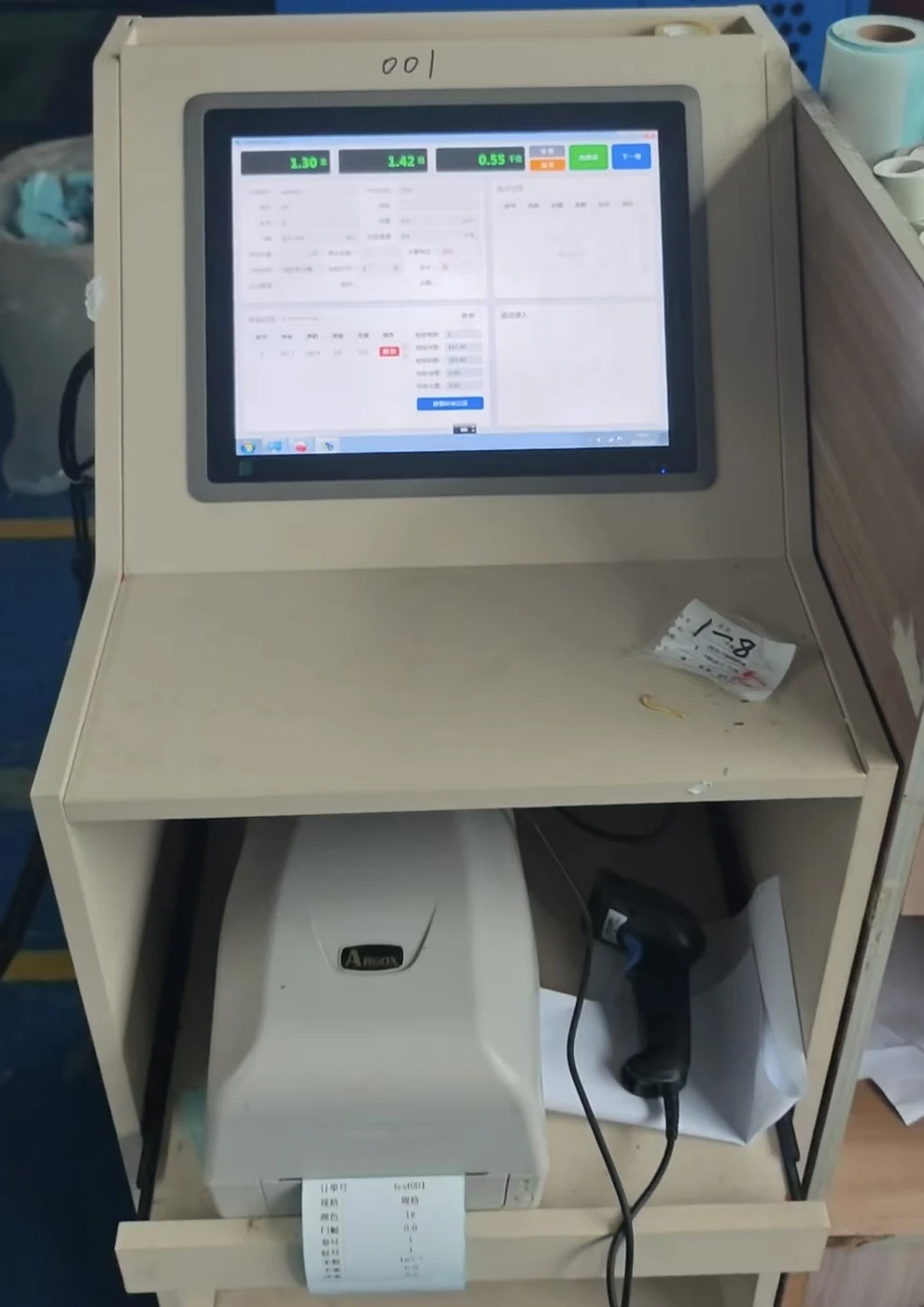 生产现场的机台操作屏、扫码设备和标签打印机
